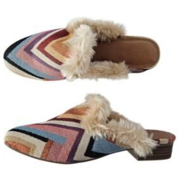 Universal Tread Boho Faux Fur Lined Chevron Print Mules - Picture 1 of 8